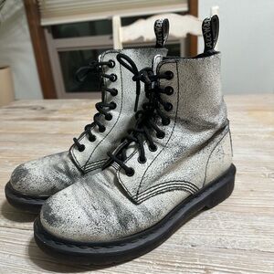 Dr. Martens Pascal Distressed Cracked Leather Boots Sz 7